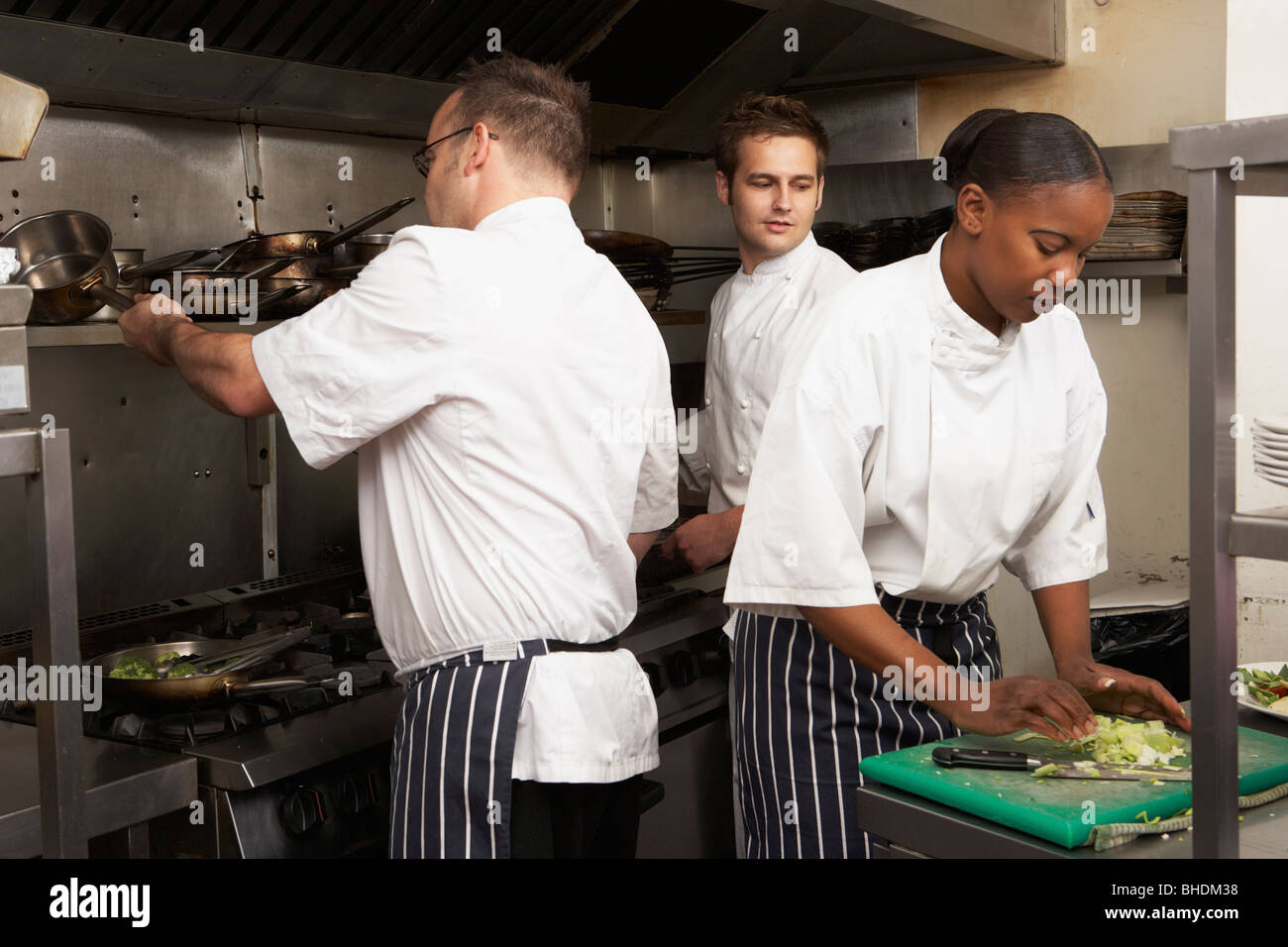 Team von Köchen, die Zubereitung von Speisen im Restaurant Küche Stockfoto