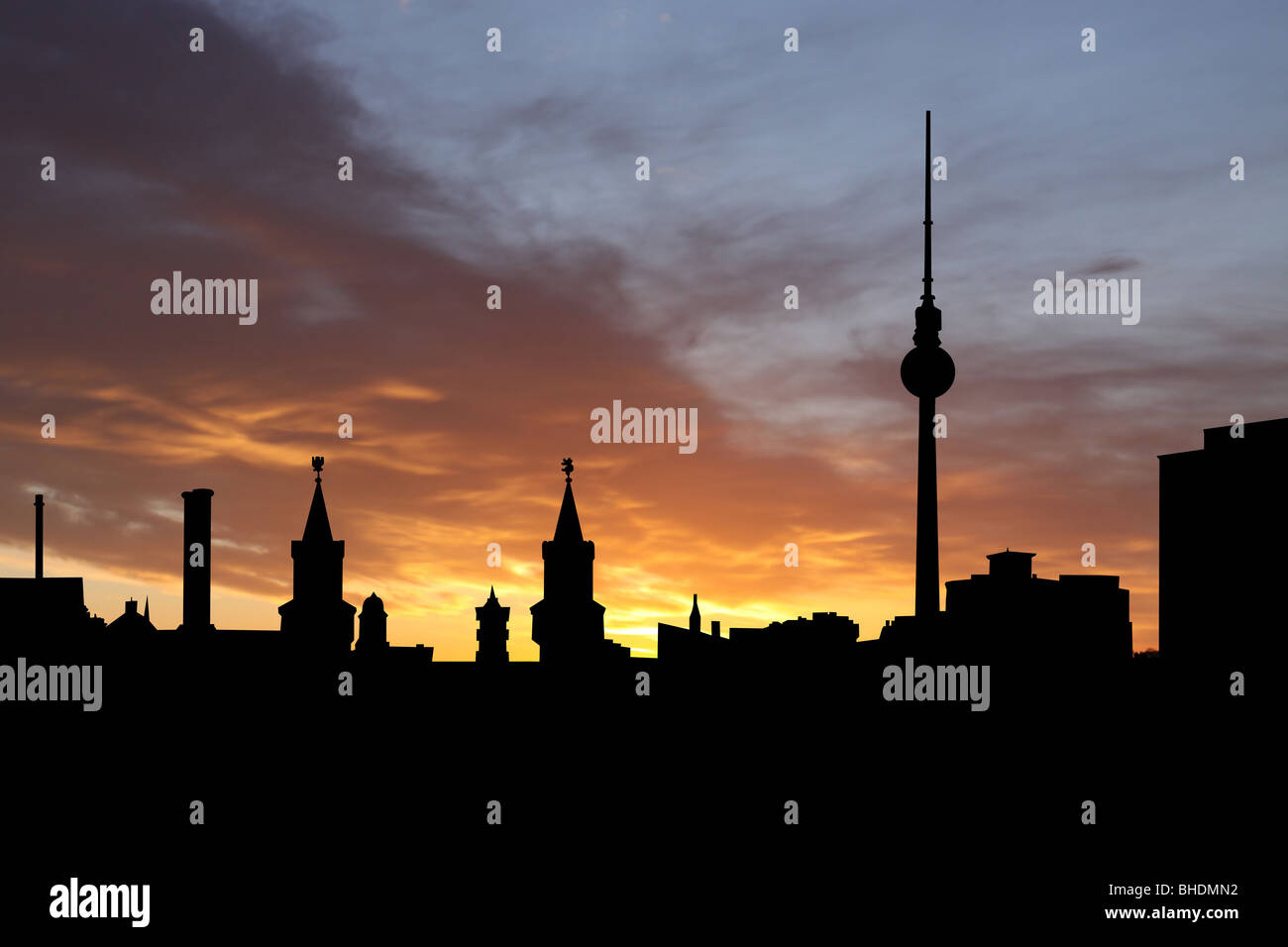 Berliner Skyline bei Sonnenuntergang mit schönen Himmel illustration Stockfoto