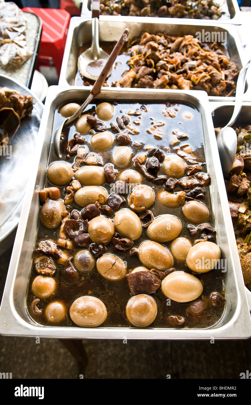 Gekochte Eiern in Soja-Sauce ist ein beliebter Snack oder Frühstück in China. Stockfoto