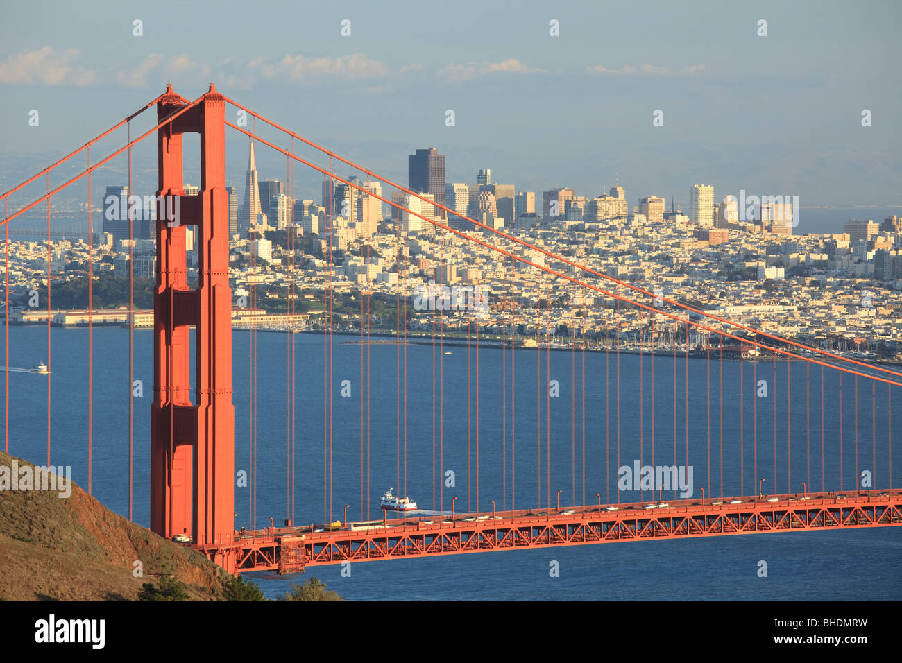 Golden Gate Bridge und die Skyline Stadt hinter Stockfoto