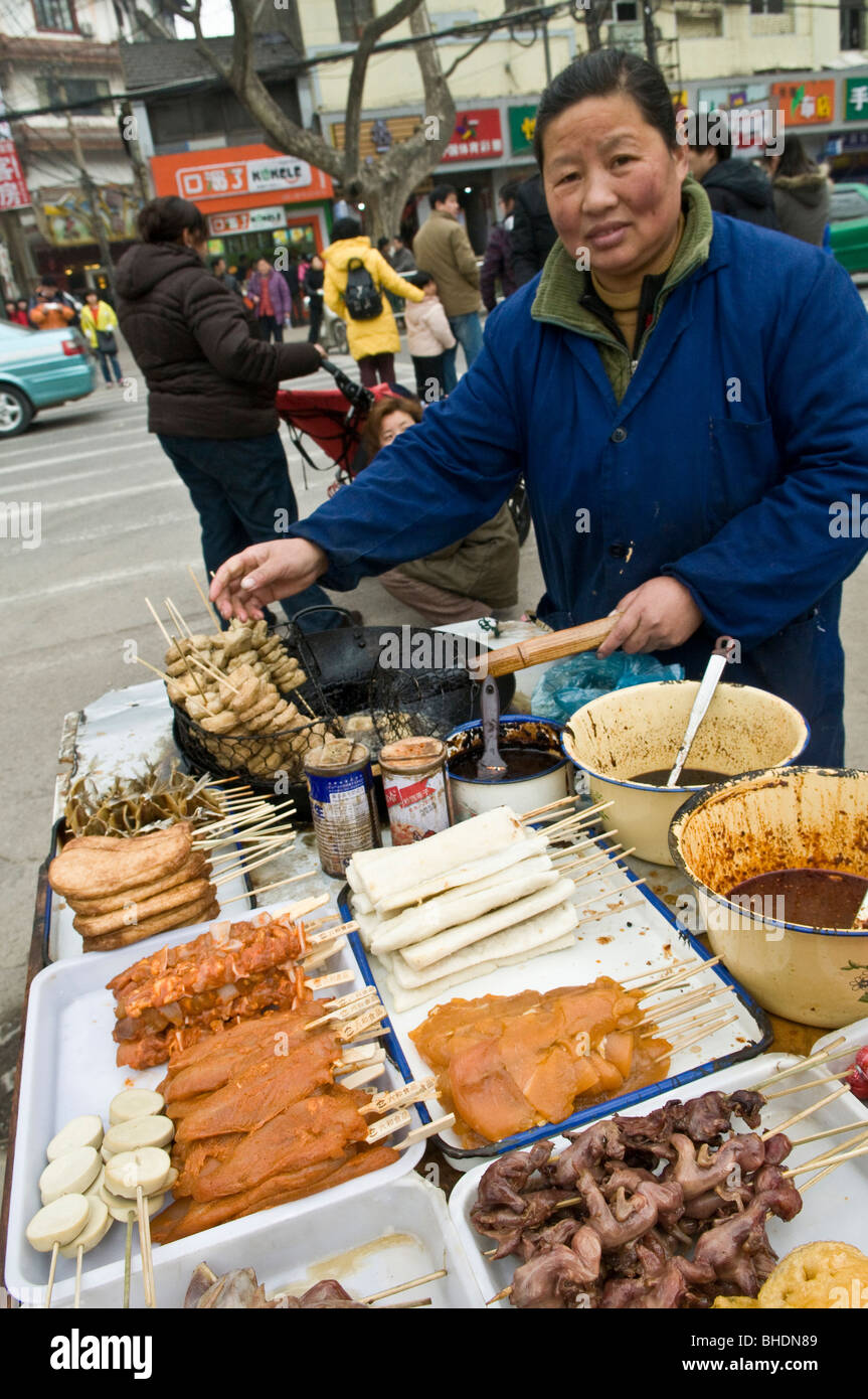 Küken auf Spieße und andere bizarre Snacks finden Sie in China. Stockfoto