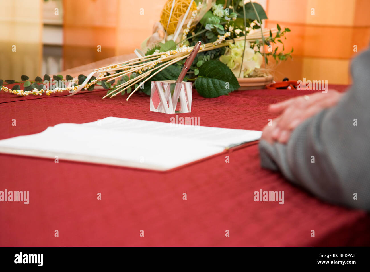 Schreibtisch des Standesbeamten im Studierendensekretariat, Deutschland Stockfoto