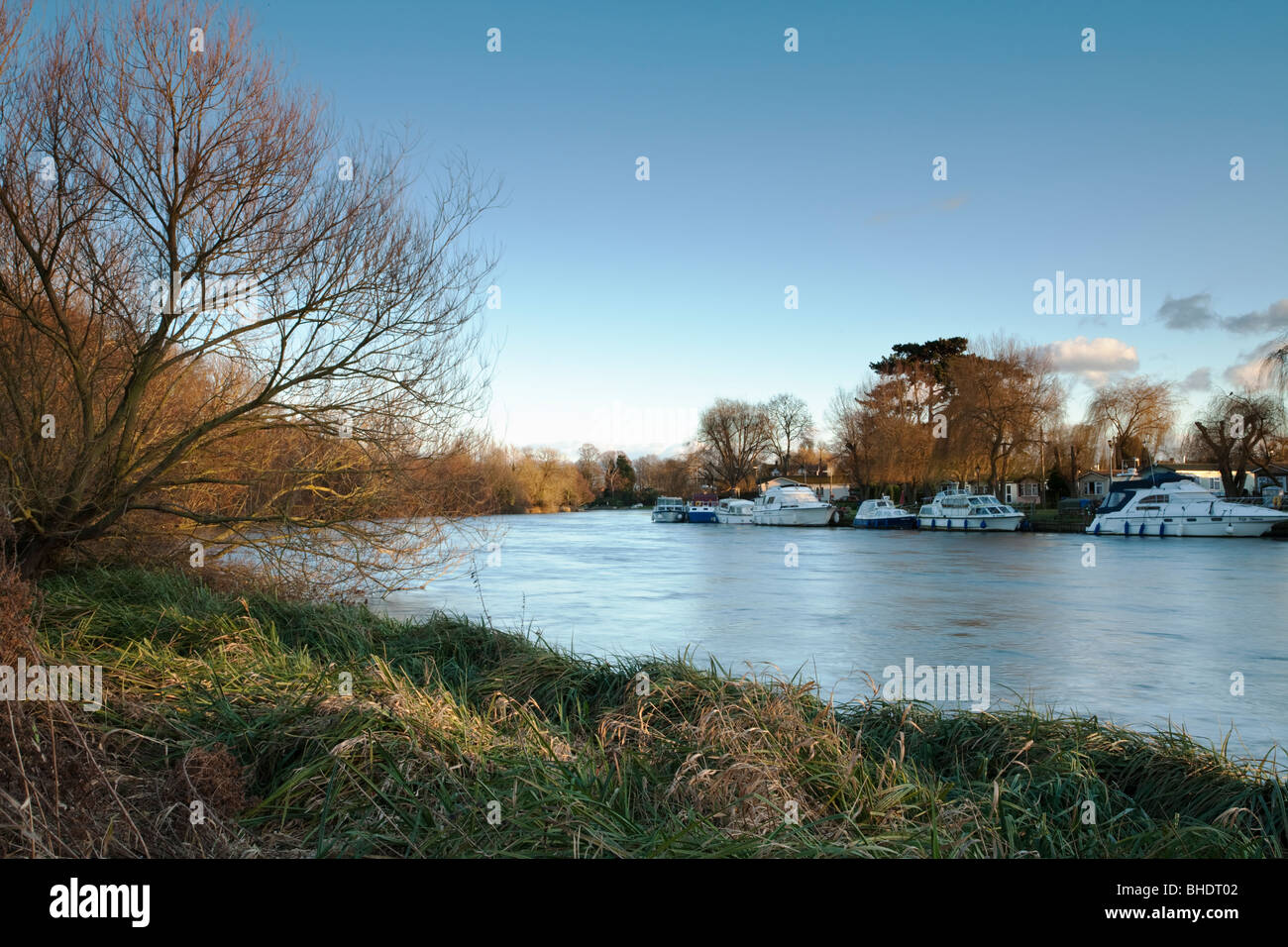 Weiche Winternachmittag Licht auf der Themse bei Bray, Berkshire, Großbritannien Stockfoto