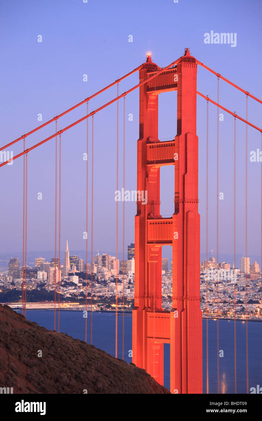 Golden Gate Bridge und die Skyline von San Francisco angesehen in der Abenddämmerung Stockfoto