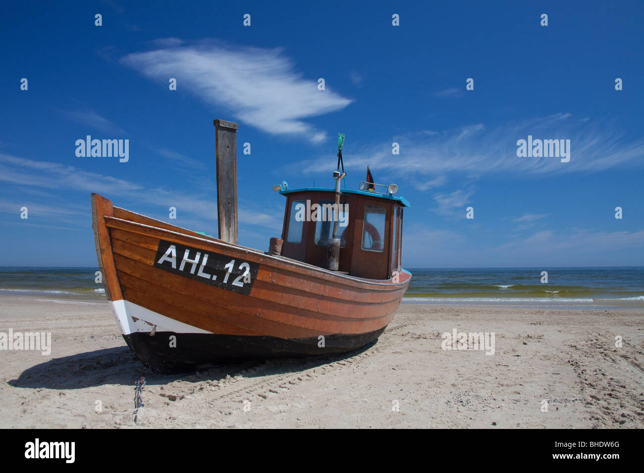 Angelboot/Fischerboot am Strand von Ahlbeck auf der Ostsee-Insel Usedom. Mecklenburg-Western Pomerania, Deutschland. Stockfoto