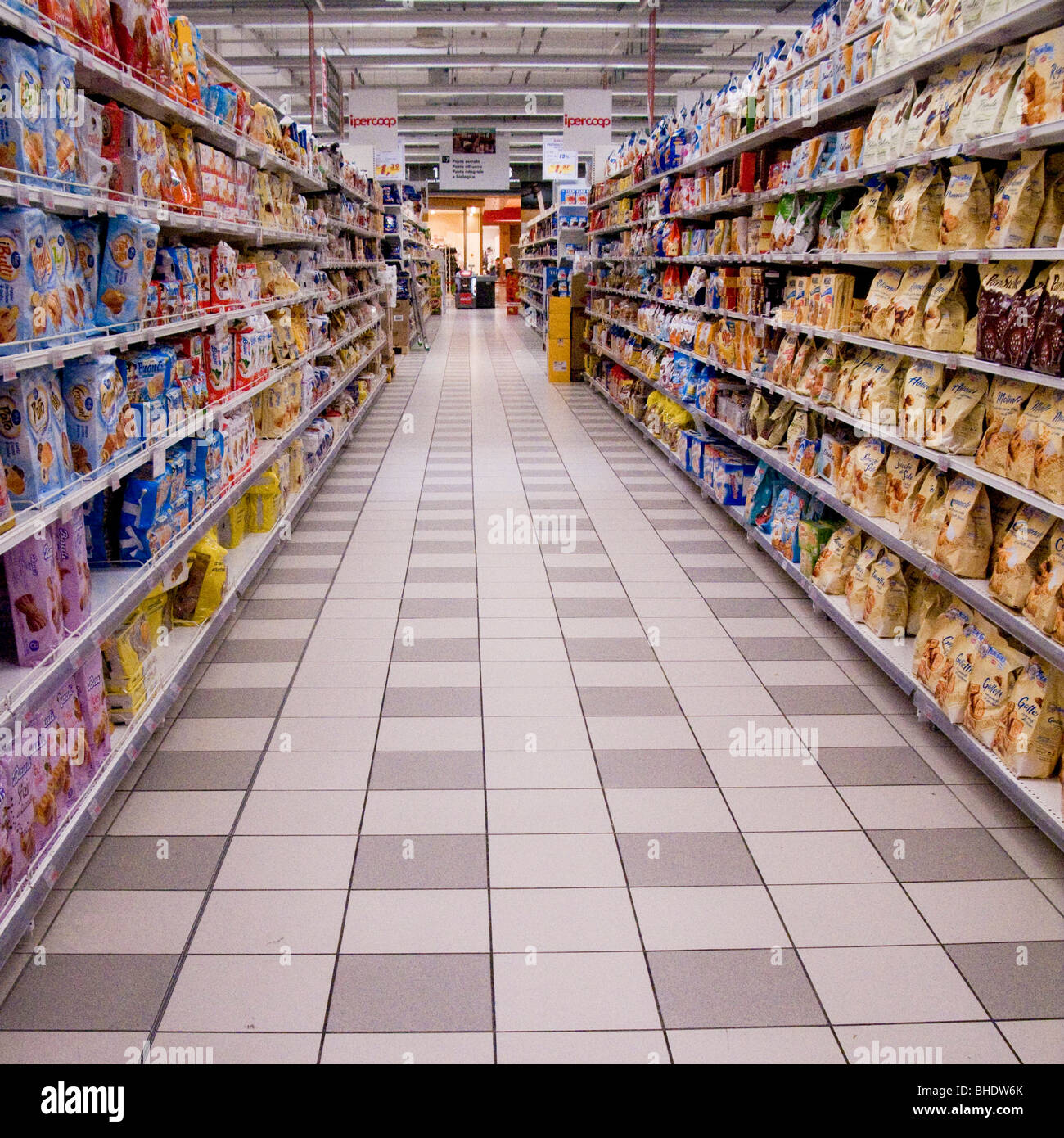 Gänge im Supermarkt Stockfoto