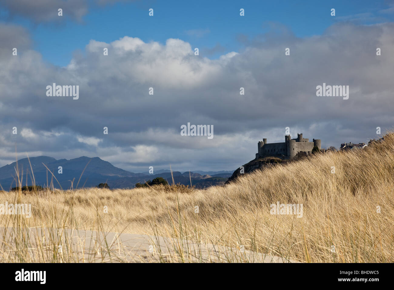 Harlech Castle thront über Sanddünen in Harlech, Gwynedd, Wales Stockfoto