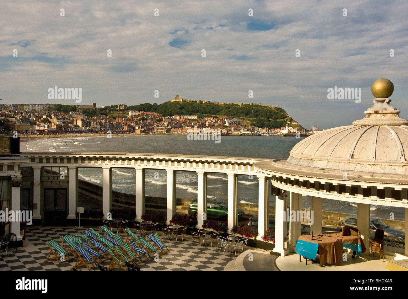 Gewölbtes Dach des Spa-Bandes, mit schwarz-weiß gefliestem Boden des Sonnenplatzes im Vordergrund und South Bay Beach in der Ferne. Scarborough. Stockfoto