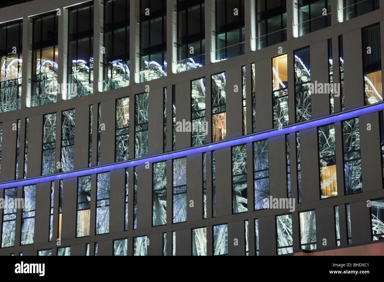 Liverpool, Merseyside, England, Vereinigtes Königreich, Europa. Windows das Gebäude des Hotels Hilton Liverpool One Rad reflektieren Stockfoto