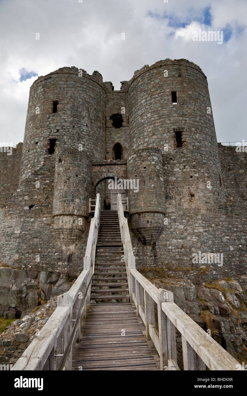 Die Annäherung an Harlech Castle aus dem Parkplatz im Zentrum von Harlech, Gwynedd, Wales Stockfoto