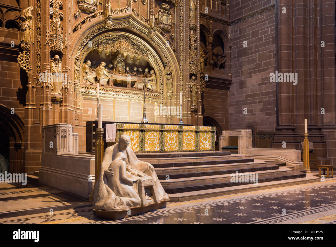 Liverpool, Merseyside, England, Vereinigtes Königreich, Europa. Mary Joseph und Jesuskind Skulptur von dem Hochaltar in der anglikanischen Kathedrale. Stockfoto
