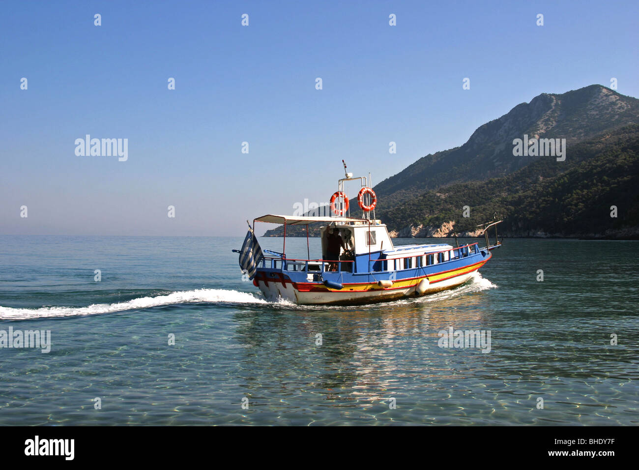 Kleines Fahrgastschiff mit Touristen zu entlegenen Stränden Stockfoto