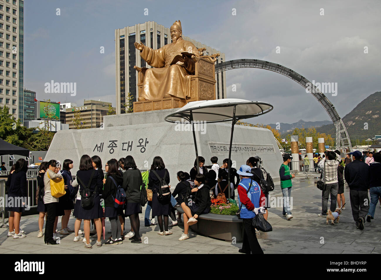 Goldene Statue von König Sae Jong Dae Gwanghwamun Plaza in der Innenstadt von Seoul, Südkorea, Asien Stockfoto