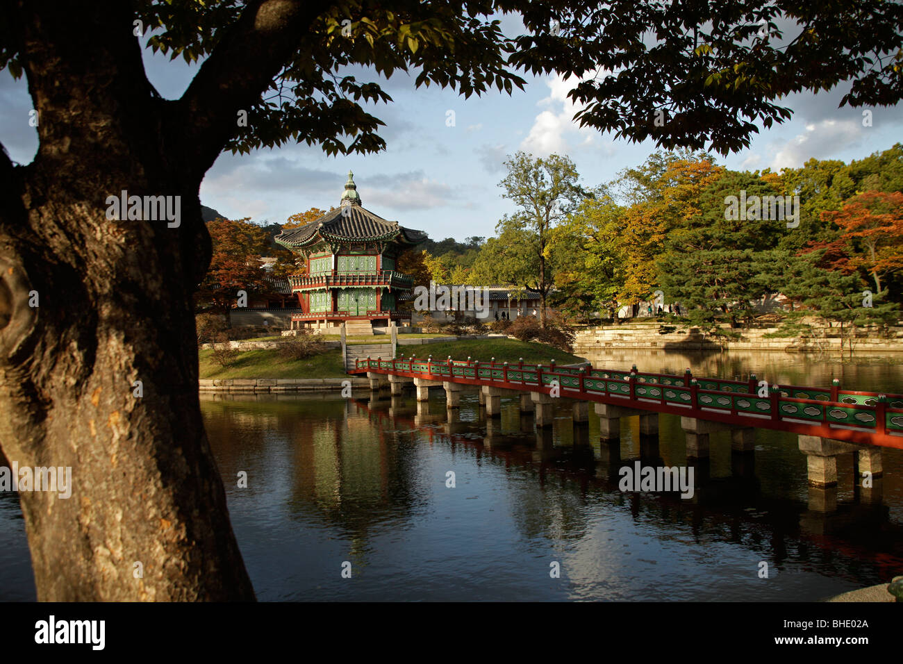 Hyangwonjeong Pavillon im Park des Gyeongbokgung Palast im Süden Koreas Hauptstadt Seoul, Asien Stockfoto