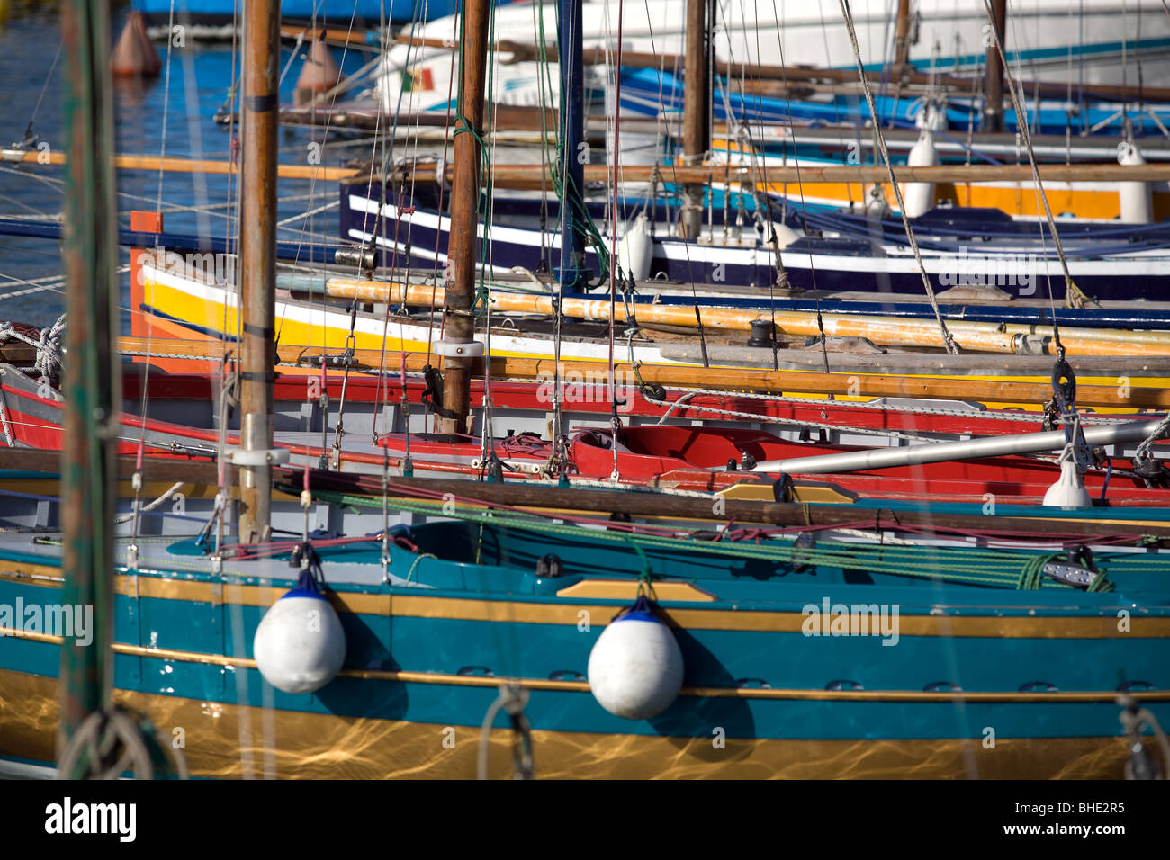 Italien, Sizilien, Insel Pantelleria, der Hafen von Pantelleria mit typischen bunten Segelbooten Lance Pantesche Stockfoto