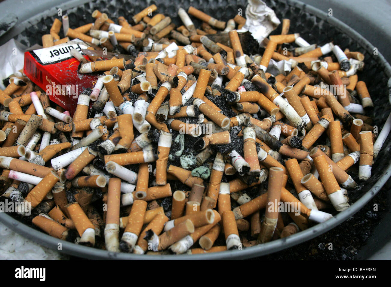 großer Aschenbecher voller viele Zigarettenkippen Stockfotografie