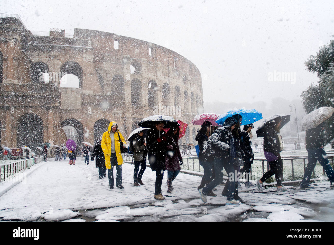 Das Kolosseum unter starkem Schneefall, Rom Italien Stockfoto