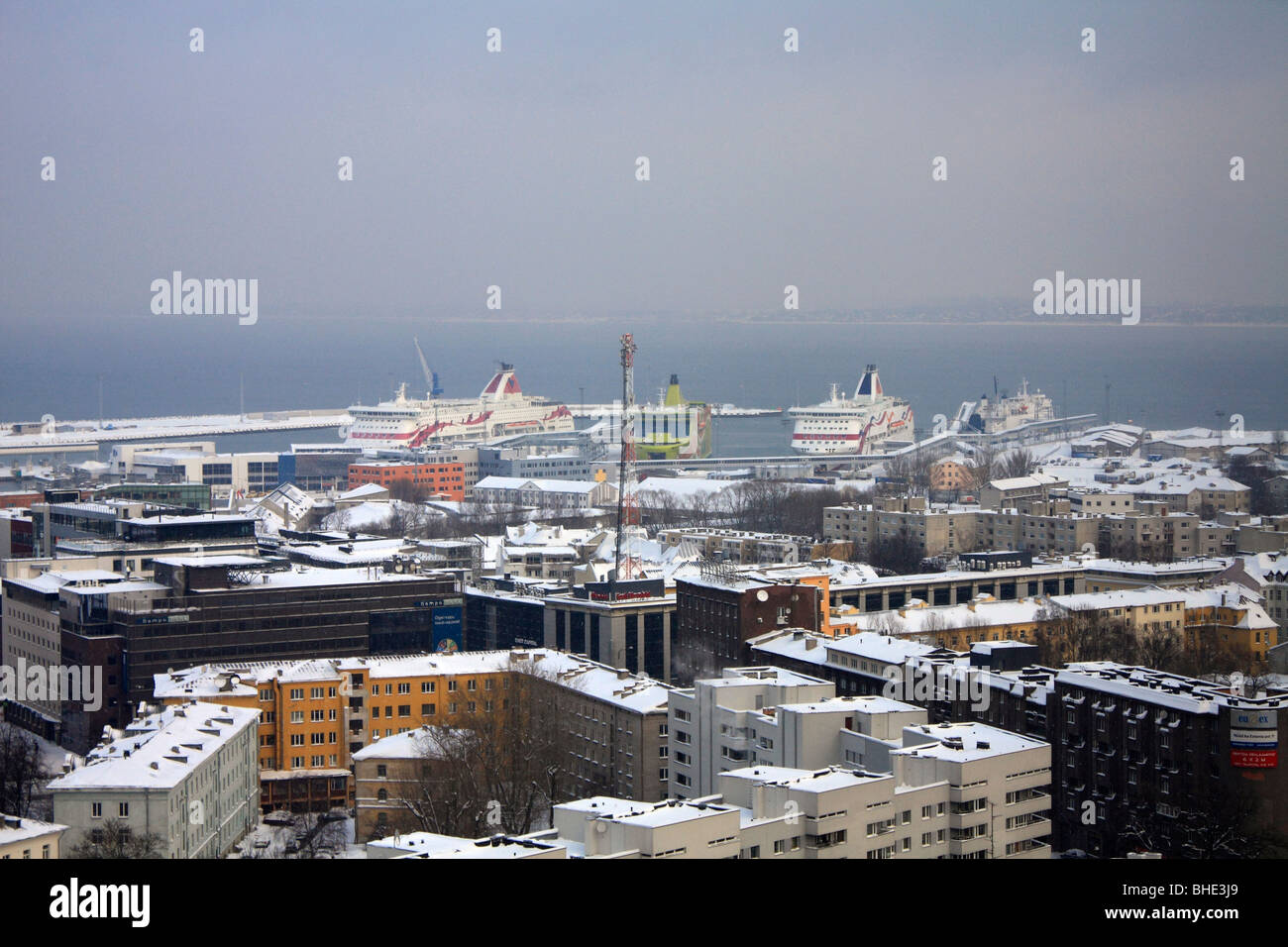 Birdseye-Blick auf die Skyline von Tallinn vom Turm Swissotel Tallinn Estland. Stockfoto