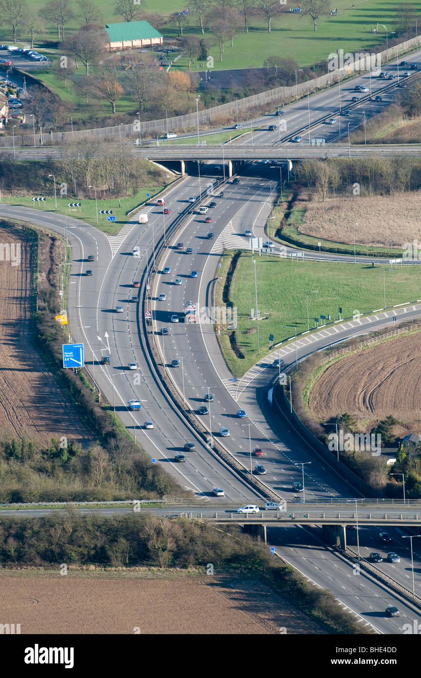 M4-Autobahn 7 in Slough, Berkshire, aus der Luft Stockfoto
