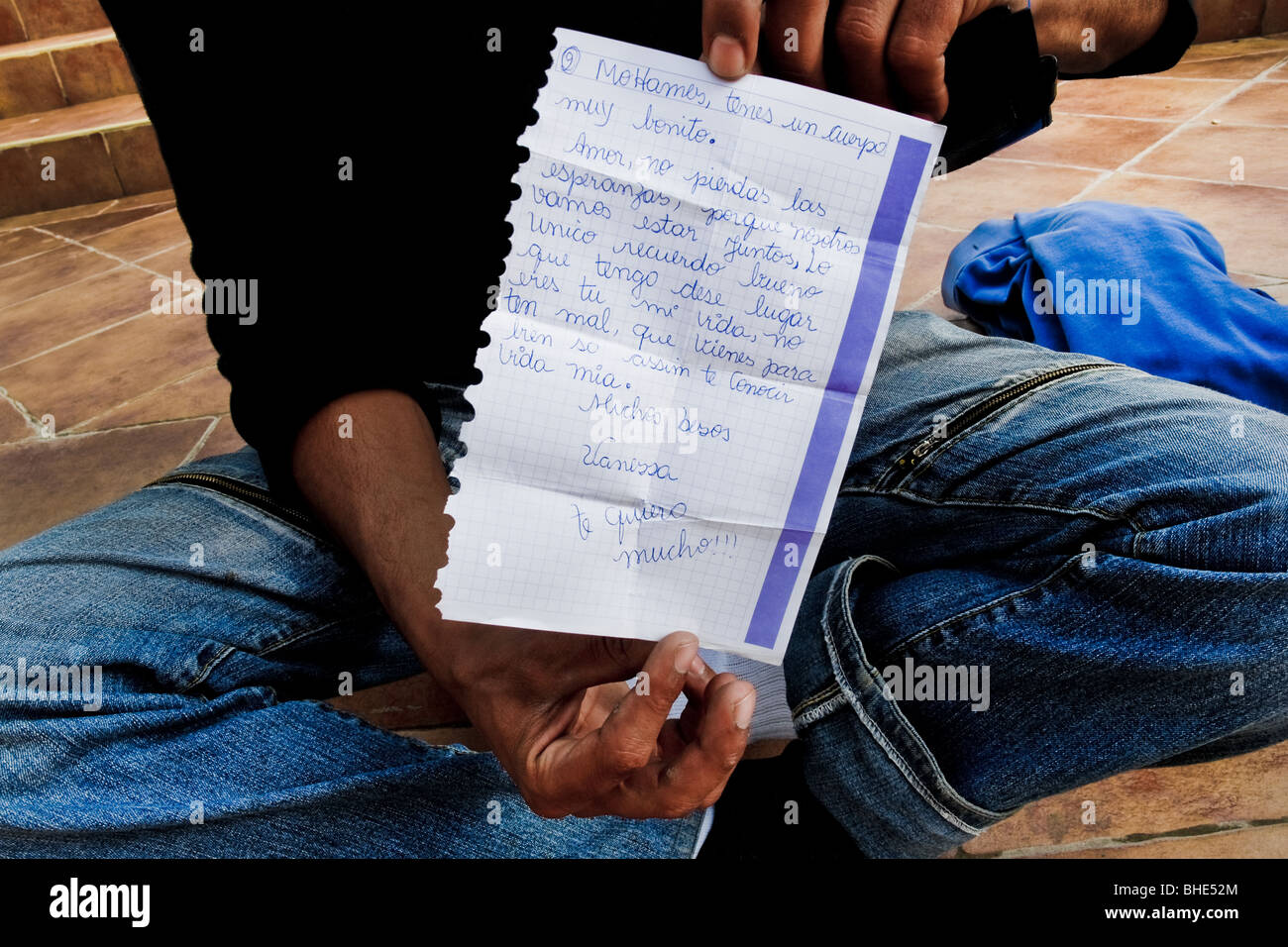 Ein marokkanischer Einwanderer zeigt einen Liebesbrief von seiner spanischen Freundin, Tanger, Marokko. Stockfoto