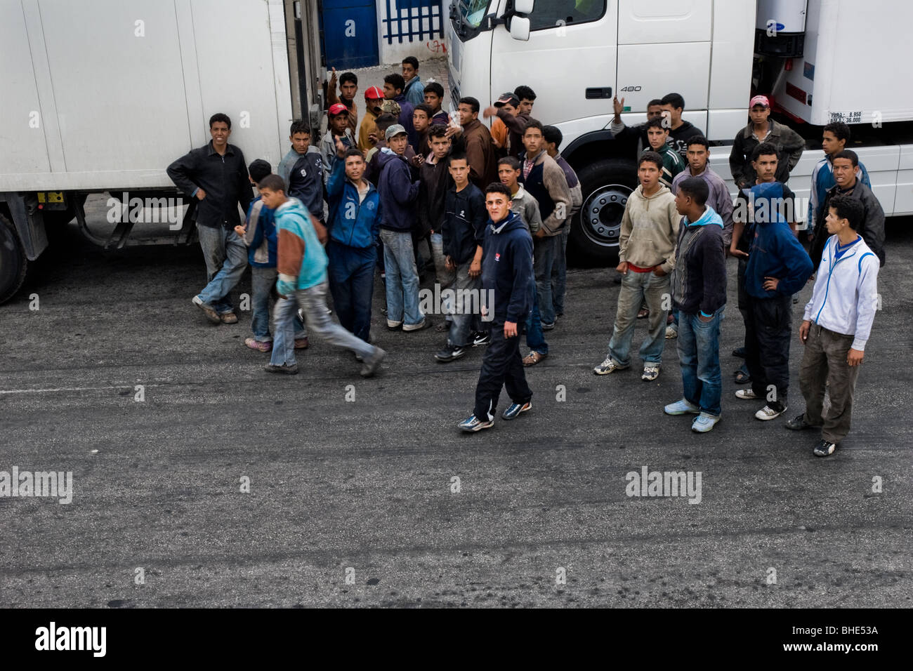 Junge marokkanische Flüchtlinge, die versuchen, einen Lkw, in denen Sie zwischen die Räder im Hafen von Tanger, Marokko verstecken konnte. Stockfoto