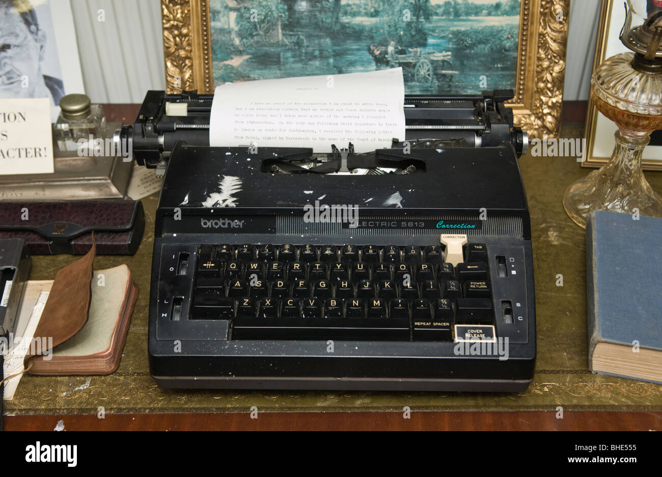 Alexander Cordells Schreibmaschine im Schreibzimmer mit persönlichen Effekten im Cordell Museum Blaenavon Torfaen South Wales UK Stockfoto