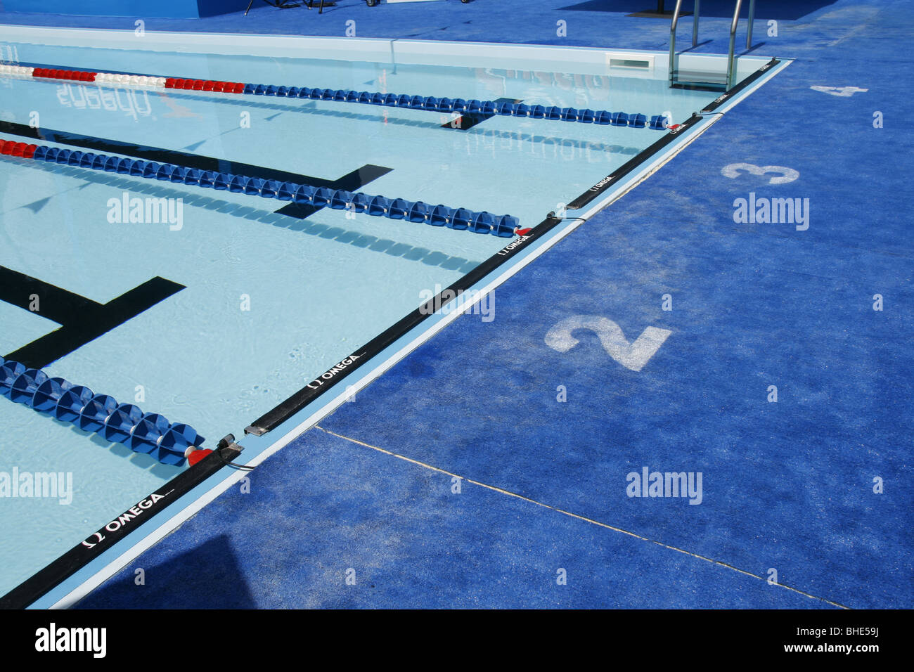 leere Olympischen Art Pool mit Bahnen Stockfoto