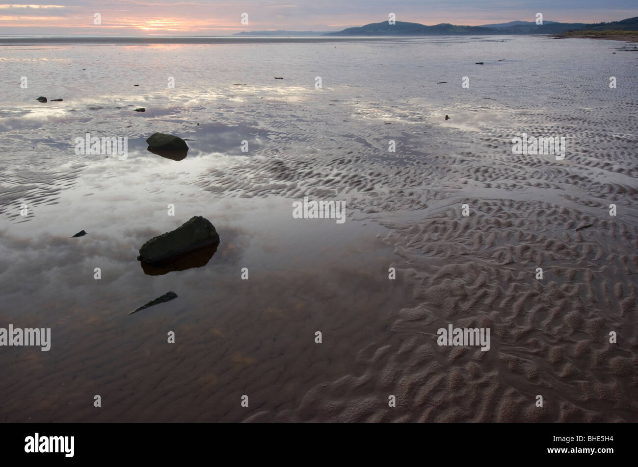 Wattenmeer bei Ebbe im Mersehead Sands am Solway Firth. Stockfoto