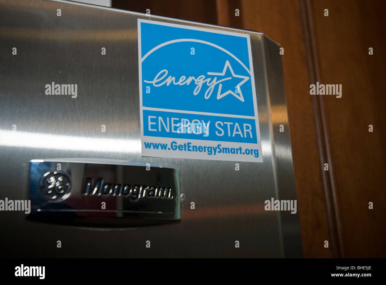 Ein Energie-Sterne-Kühlschrank zum Verkauf an ein Gerät laden im Flatiron  District of New York Stockfotografie - Alamy