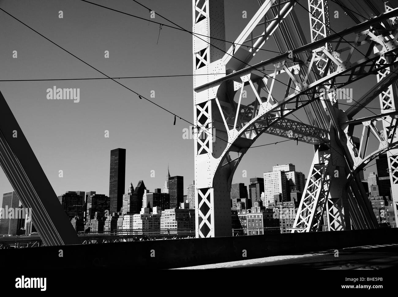Die Skyline von Manhattan aus in ein NYC Taxi überqueren Queensboro Bridge, New York City, New York USA Stockfoto