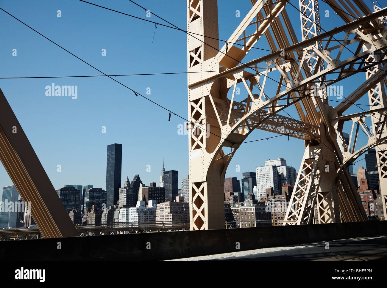 Die Skyline von Manhattan aus in ein NYC Taxi überqueren Queensboro Bridge, New York City, New York USA Stockfoto