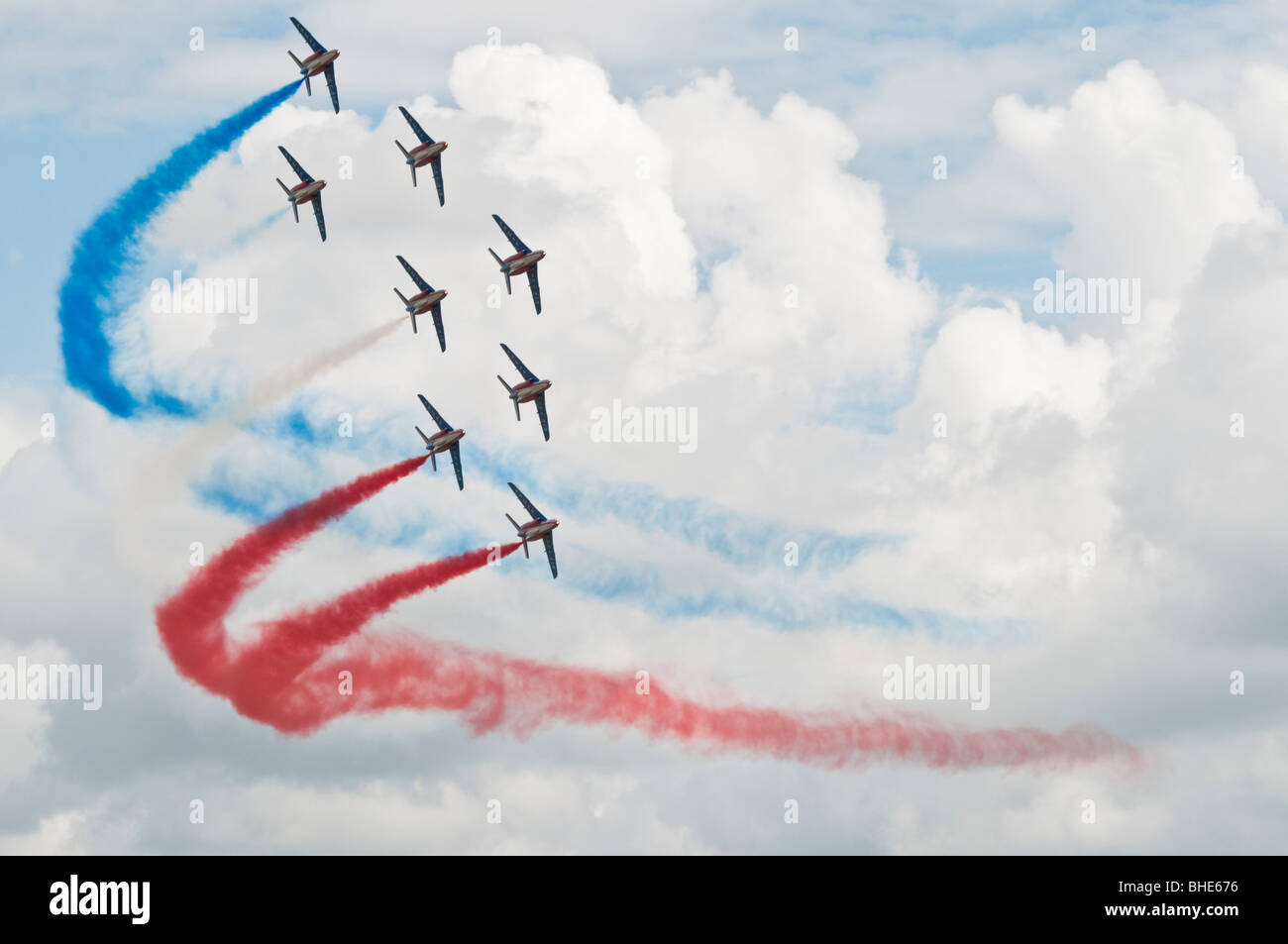 Französische Anzeige Kunstflugstaffel fliegen in schließen Bildung nachgestellte farbigen Rauch Stockfoto