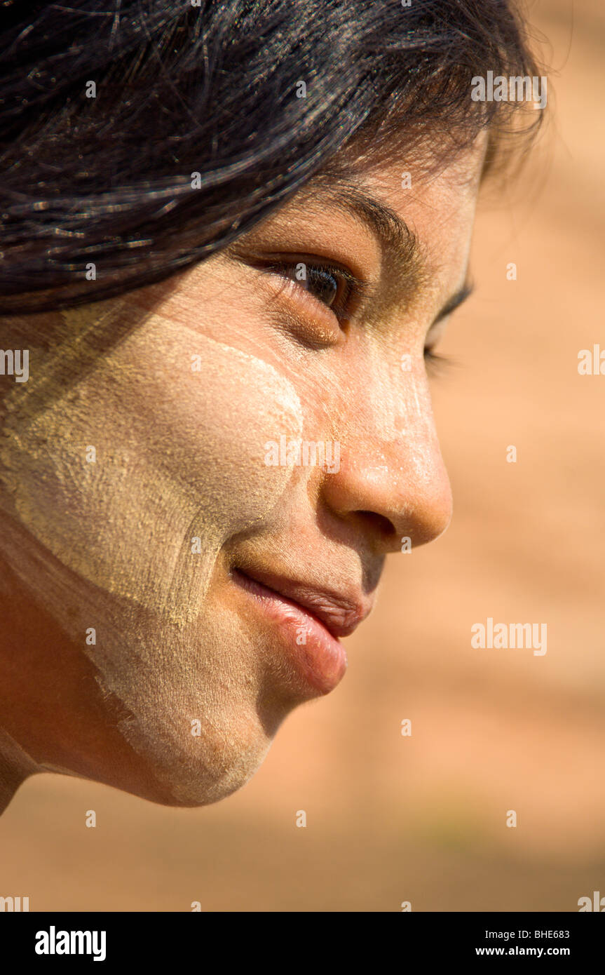 Birma Mädchen mit Thanaka Rinde Make-up, Mingun, Burma, Myanmar Stockfoto