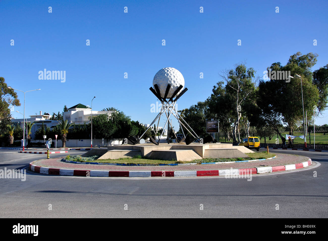 El Kantaoui Golf Course Kreisverkehr mit Golf Ball und Vereine, Port El Kantaoui, Gouvernorat Sousse, Tunesien Stockfoto