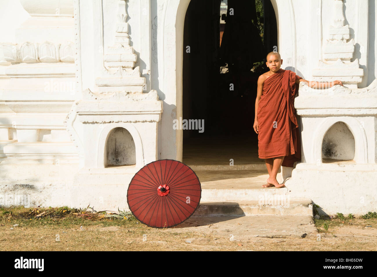 Young-buddhistischer Mönch vor die Settawya Pagode, Mingun, Burma, Myanmar Stockfoto