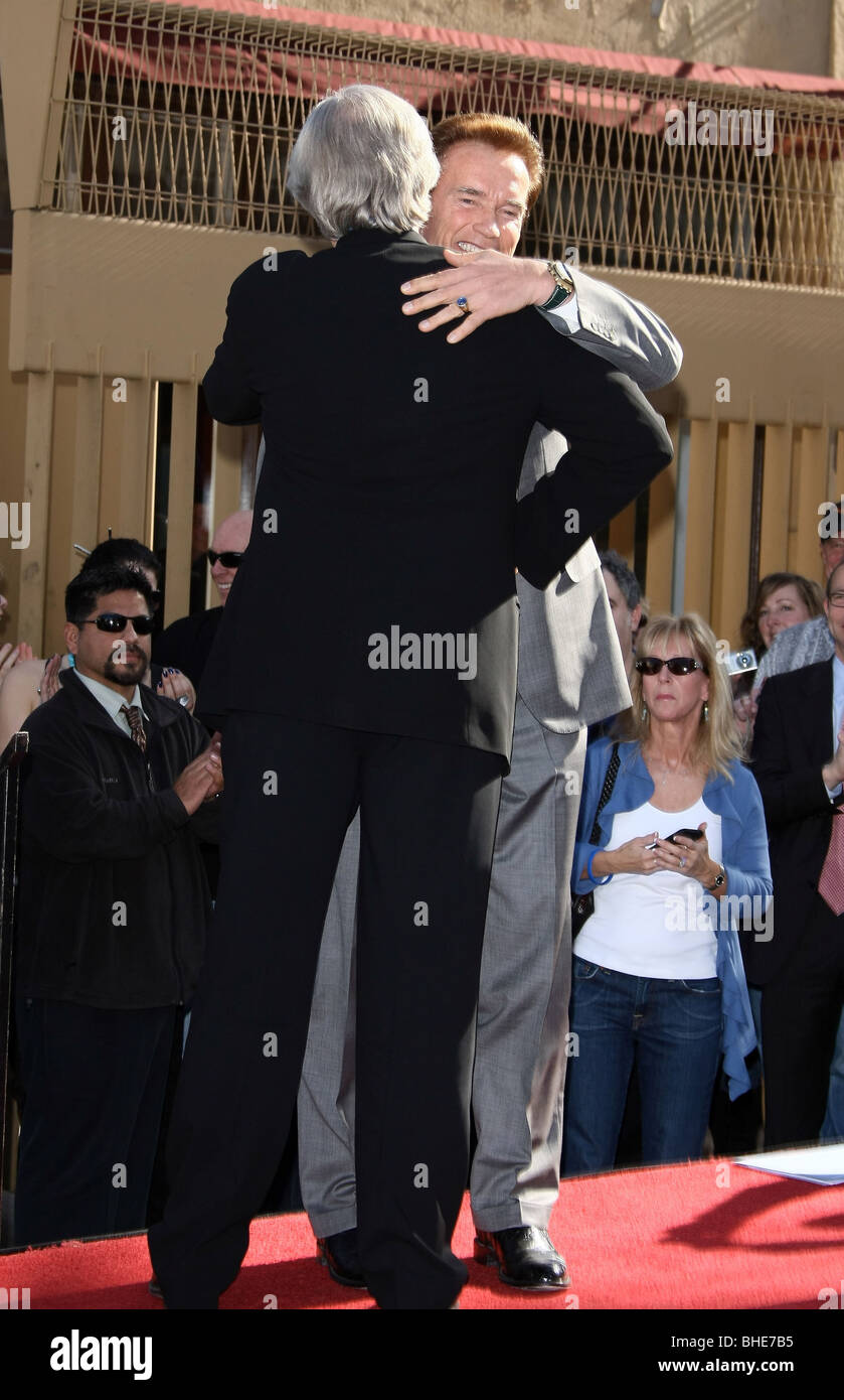 ARNOLD SCHWARZENEGGER JAMES CAMERON JAMES CAMERON, DIE MIT EINEM STERN AUF DEM HOLLYWOOD WALK OF FAME HOLLYWOOD LOS ANGELES CA GEEHRT Stockfoto