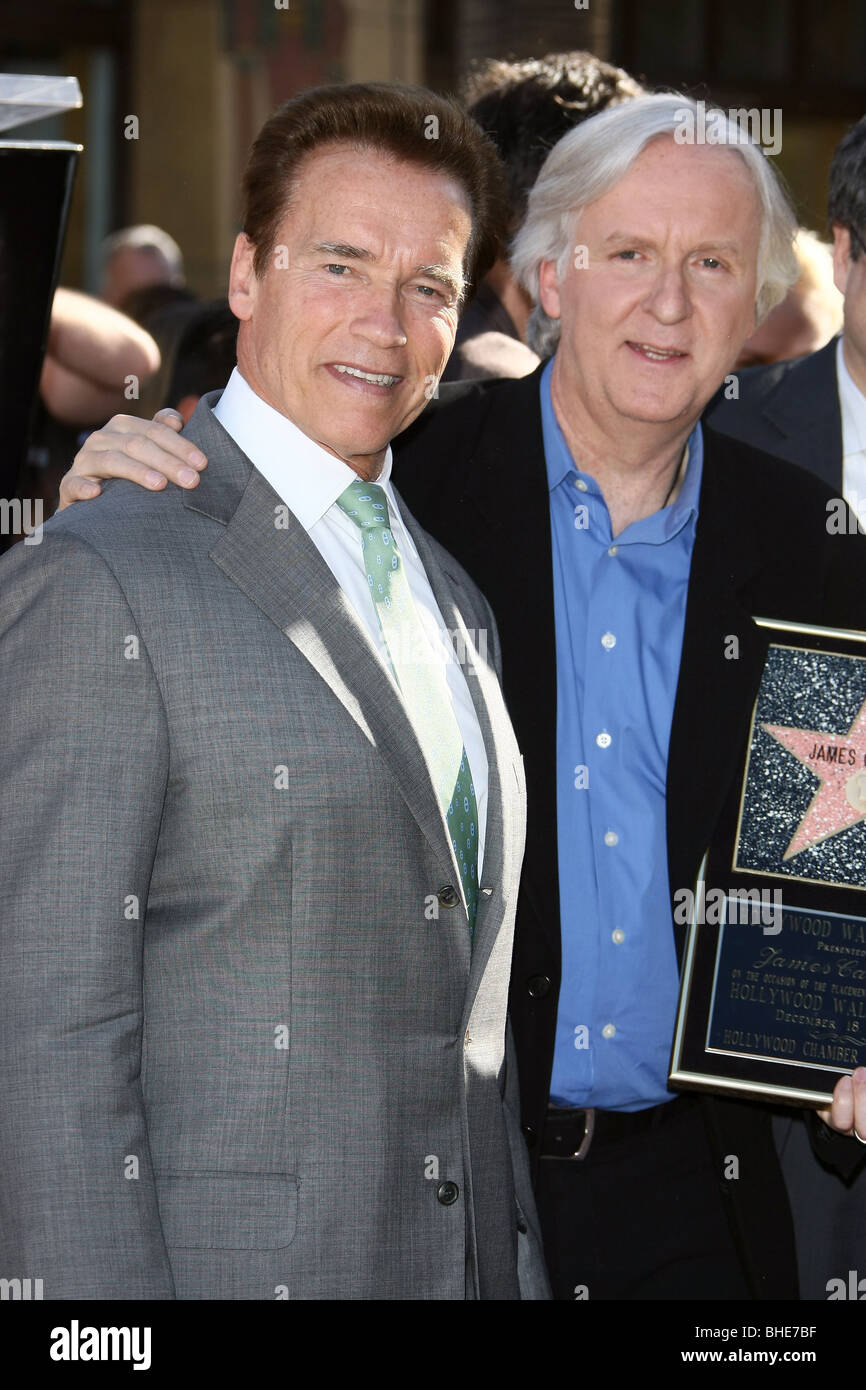ARNOLD SCHWARZENEGGER JAMES CAMERON JAMES CAMERON, DIE MIT EINEM STERN AUF DEM HOLLYWOOD WALK OF FAME HOLLYWOOD LOS ANGELES CA GEEHRT Stockfoto