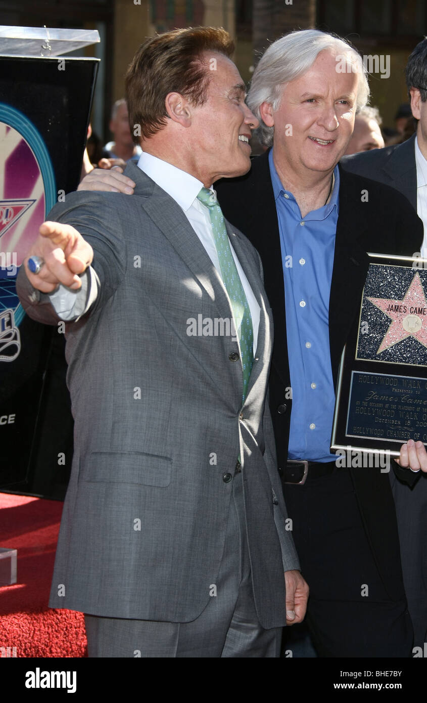 ARNOLD SCHWARZENEGGER JAMES CAMERON JAMES CAMERON, DIE MIT EINEM STERN AUF DEM HOLLYWOOD WALK OF FAME HOLLYWOOD LOS ANGELES CA GEEHRT Stockfoto
