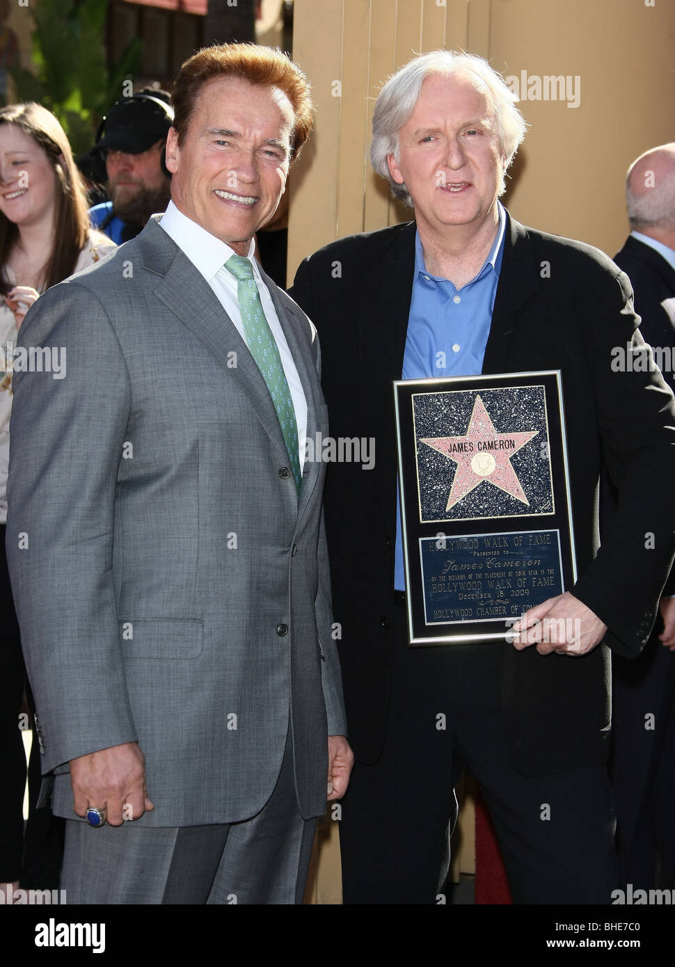 ARNOLD SCHWARZENEGGER JAMES CAMERON JAMES CAMERON, DIE MIT EINEM STERN AUF DEM HOLLYWOOD WALK OF FAME HOLLYWOOD LOS ANGELES CA GEEHRT Stockfoto