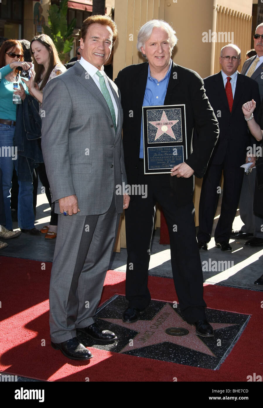 ARNOLD SCHWARZENEGGER JAMES CAMERON JAMES CAMERON, DIE MIT EINEM STERN AUF DEM HOLLYWOOD WALK OF FAME HOLLYWOOD LOS ANGELES CA GEEHRT Stockfoto