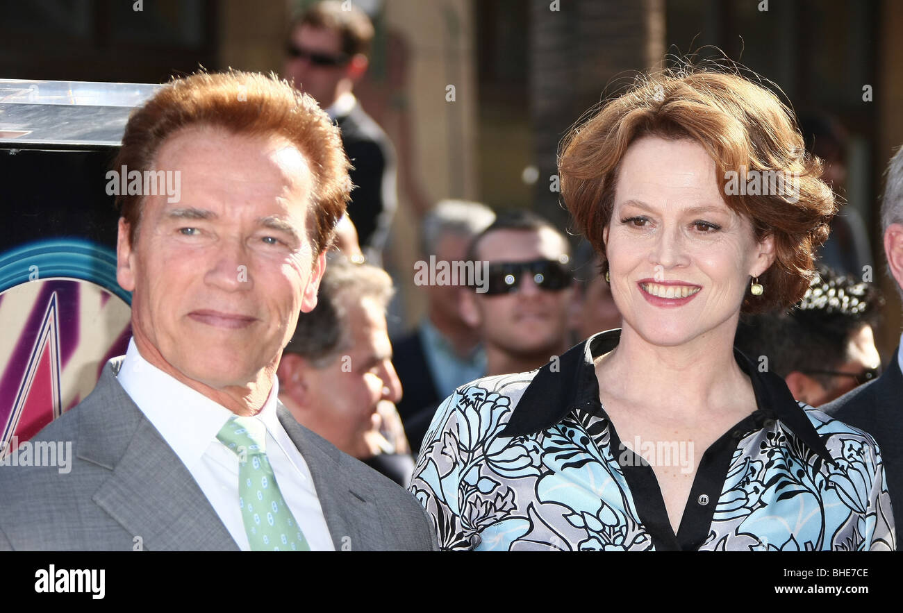 ARNOLD SCHWARZENEGGER SIGOURNEY WEAVER JAMES CAMERON, DIE MIT EINEM STERN AUF DEM HOLLYWOOD WALK OF FAME HOLLYWOOD LOS ANGELES GEEHRT Stockfoto