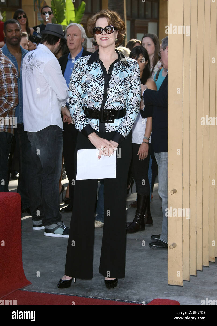 SIGOURNEY WEAVER JAMES CAMERON geehrt mit einem Stern auf dem HOLLYWOOD WALK OF FAME HOLLYWOOD LOS ANGELES CA USA 18 Dezember 200 Stockfoto