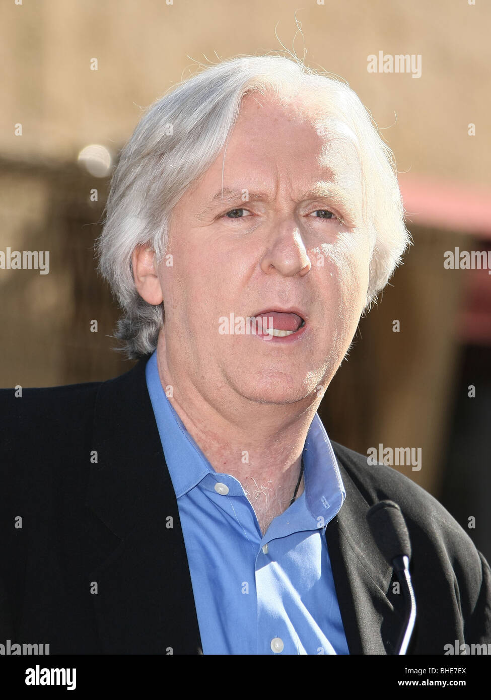 JAMES CAMERON JAMES CAMERON geehrt mit einem Stern auf dem HOLLYWOOD WALK OF FAME HOLLYWOOD LOS ANGELES CA USA 18. Dezember 2009 Stockfoto