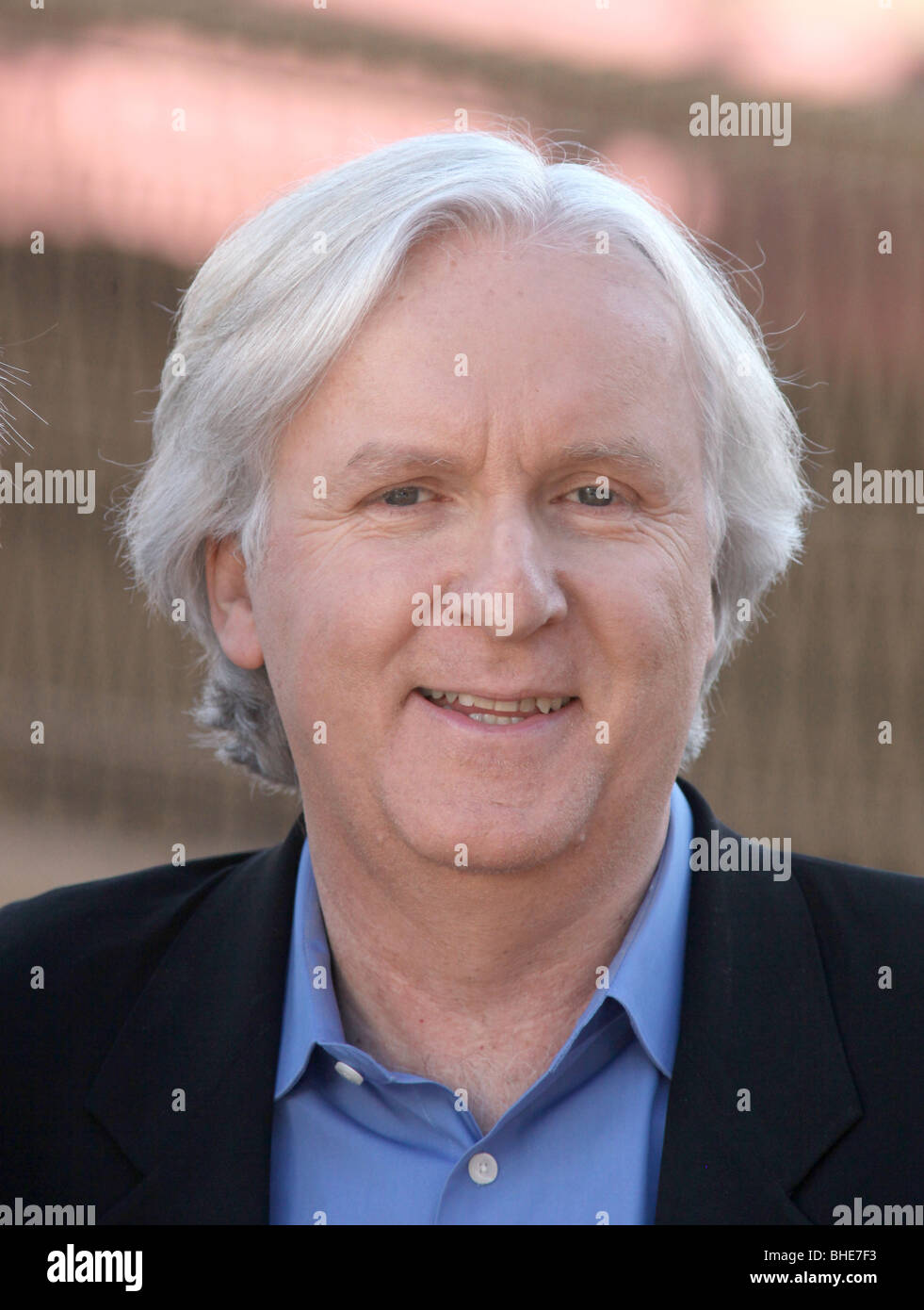 JAMES CAMERON JAMES CAMERON geehrt mit einem Stern auf dem HOLLYWOOD WALK OF FAME HOLLYWOOD LOS ANGELES CA USA 18. Dezember 2009 Stockfoto