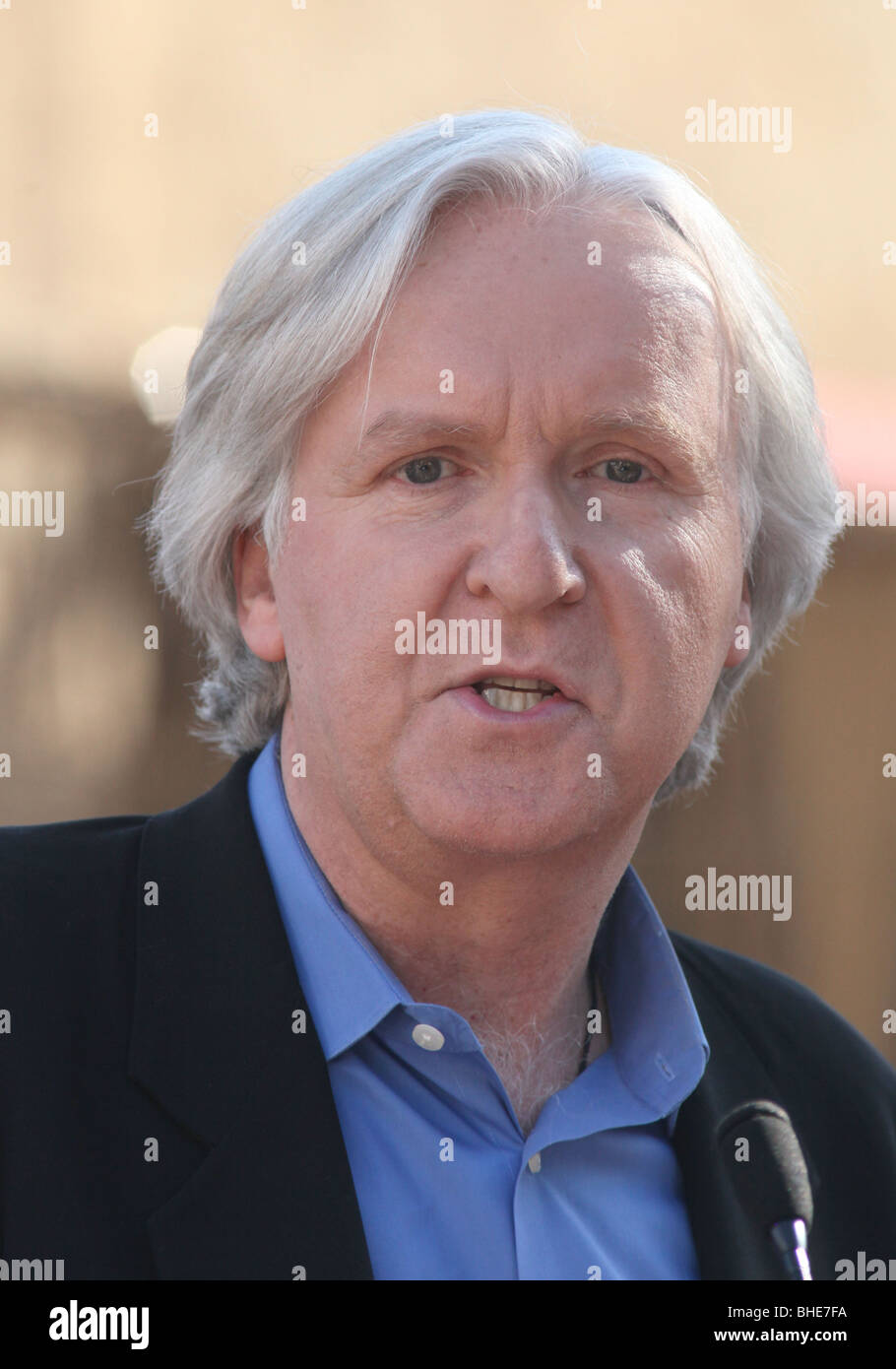 JAMES CAMERON JAMES CAMERON geehrt mit einem Stern auf dem HOLLYWOOD WALK OF FAME HOLLYWOOD LOS ANGELES CA USA 18. Dezember 2009 Stockfoto