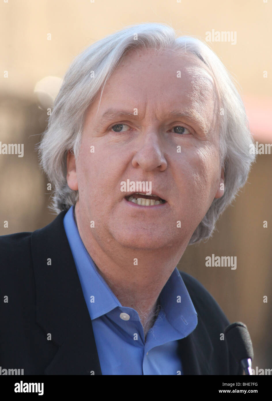 JAMES CAMERON JAMES CAMERON geehrt mit einem Stern auf dem HOLLYWOOD WALK OF FAME HOLLYWOOD LOS ANGELES CA USA 18. Dezember 2009 Stockfoto