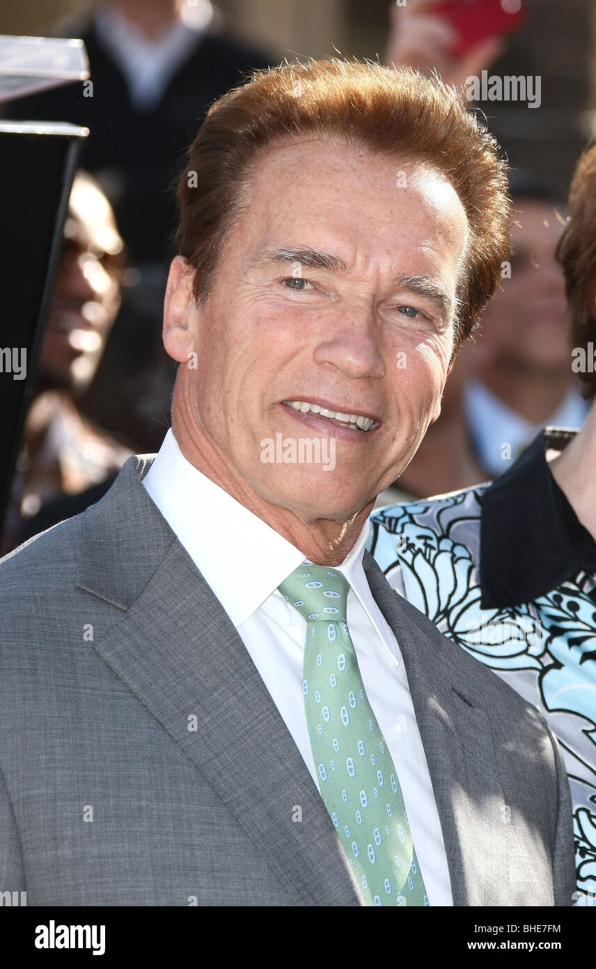 ARNOLD SCHWARZENEGGER JAMES CAMERON geehrt mit einem Stern auf dem HOLLYWOOD WALK OF FAME HOLLYWOOD LOS ANGELES CA USA 18 Goal Stockfoto