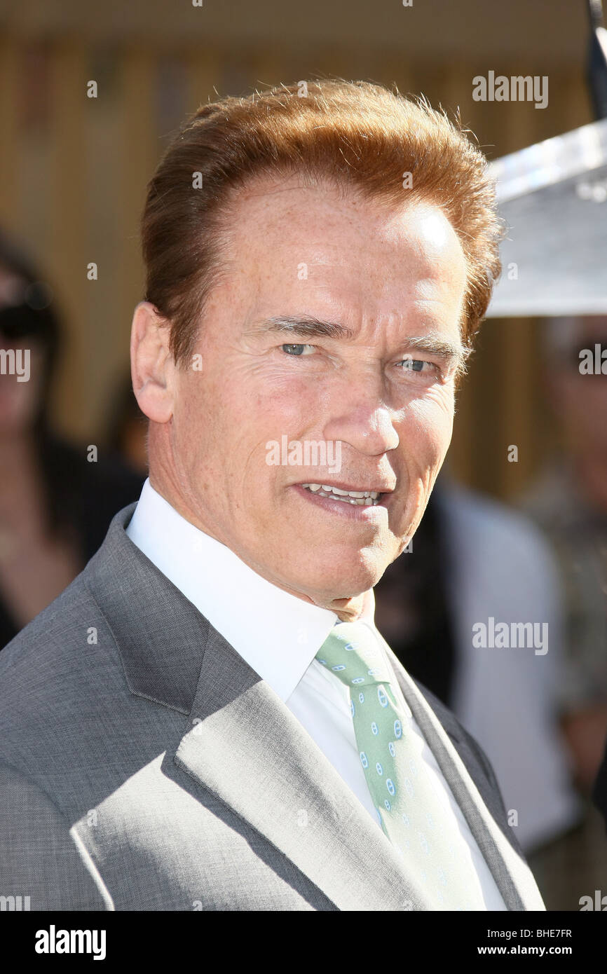 ARNOLD SCHWARZENEGGER JAMES CAMERON geehrt mit einem Stern auf dem HOLLYWOOD WALK OF FAME HOLLYWOOD LOS ANGELES CA USA 18 Goal Stockfoto