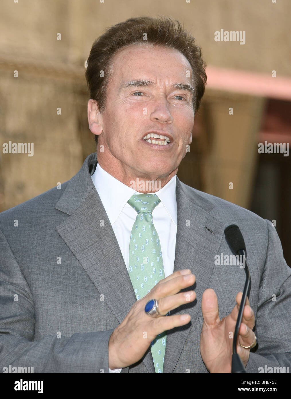 ARNOLD SCHWARZENEGGER JAMES CAMERON geehrt mit einem Stern auf dem HOLLYWOOD WALK OF FAME HOLLYWOOD LOS ANGELES CA USA 18 Goal Stockfoto