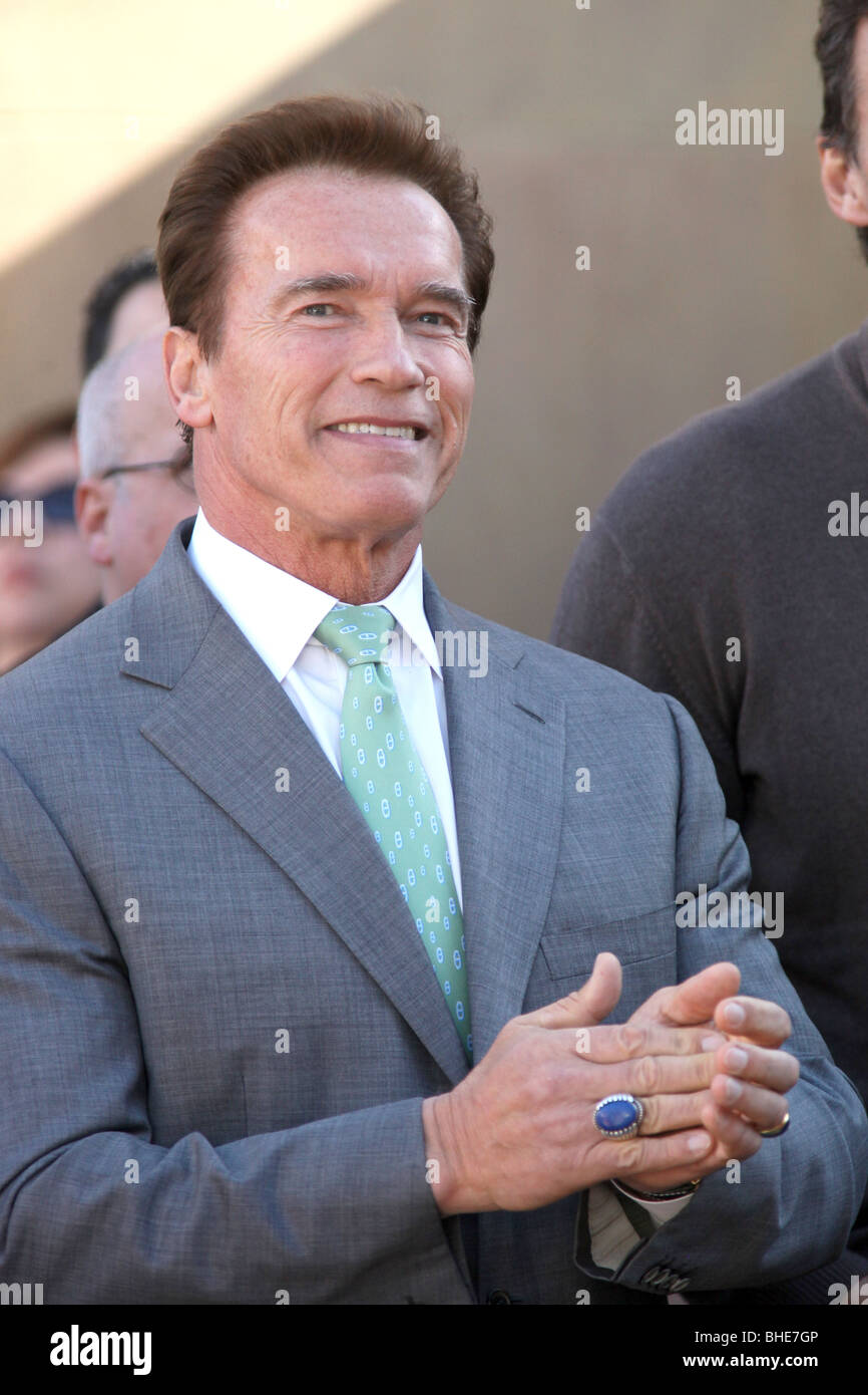ARNOLD SCHWARZENEGGER JAMES CAMERON geehrt mit einem Stern auf dem HOLLYWOOD WALK OF FAME HOLLYWOOD LOS ANGELES CA USA 18 Goal Stockfoto